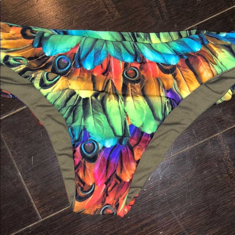 Bikini - Picture 3 of 5